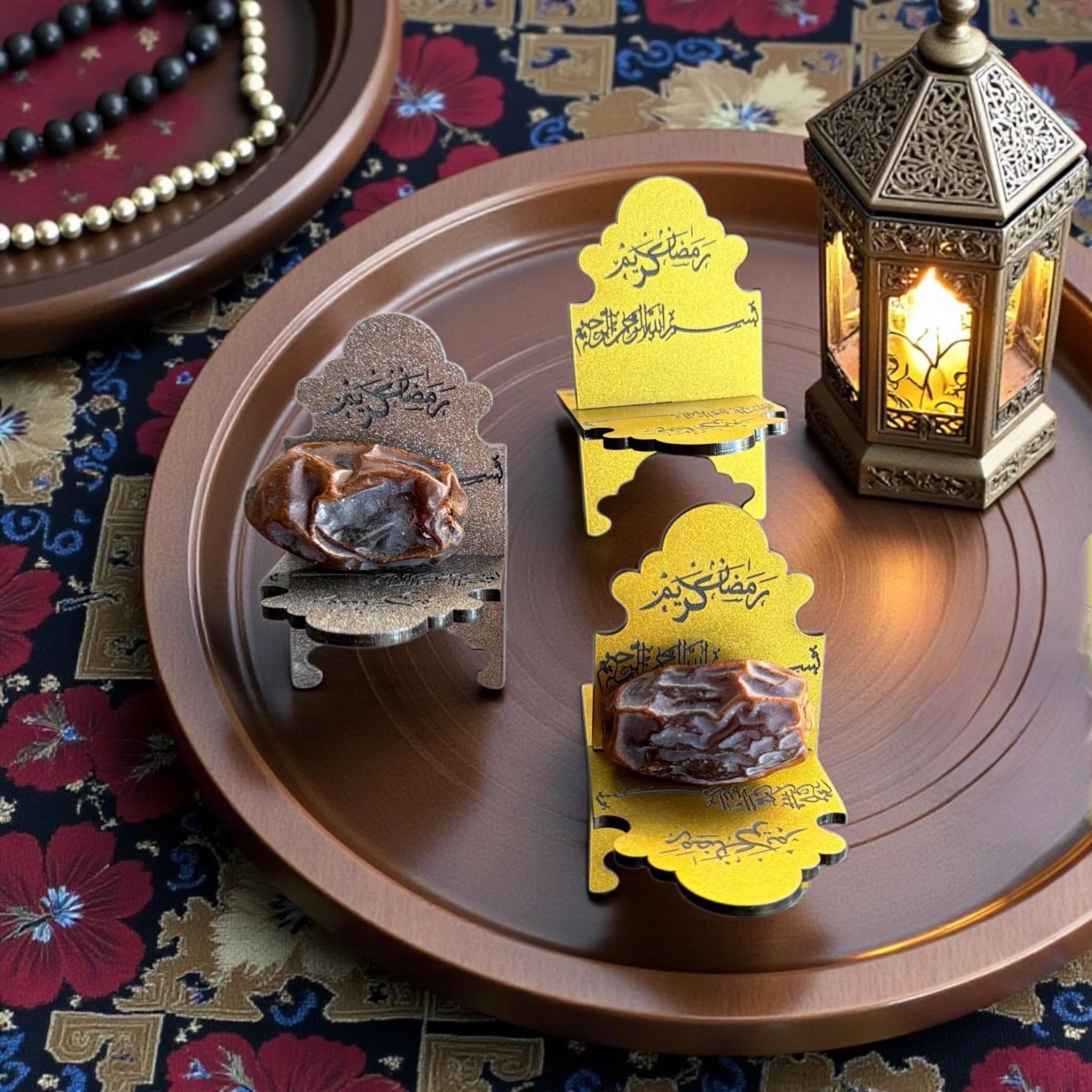 Gold Ramadan date holder close-up – engraved acrylic stand with Ramadan Kareem calligraphy