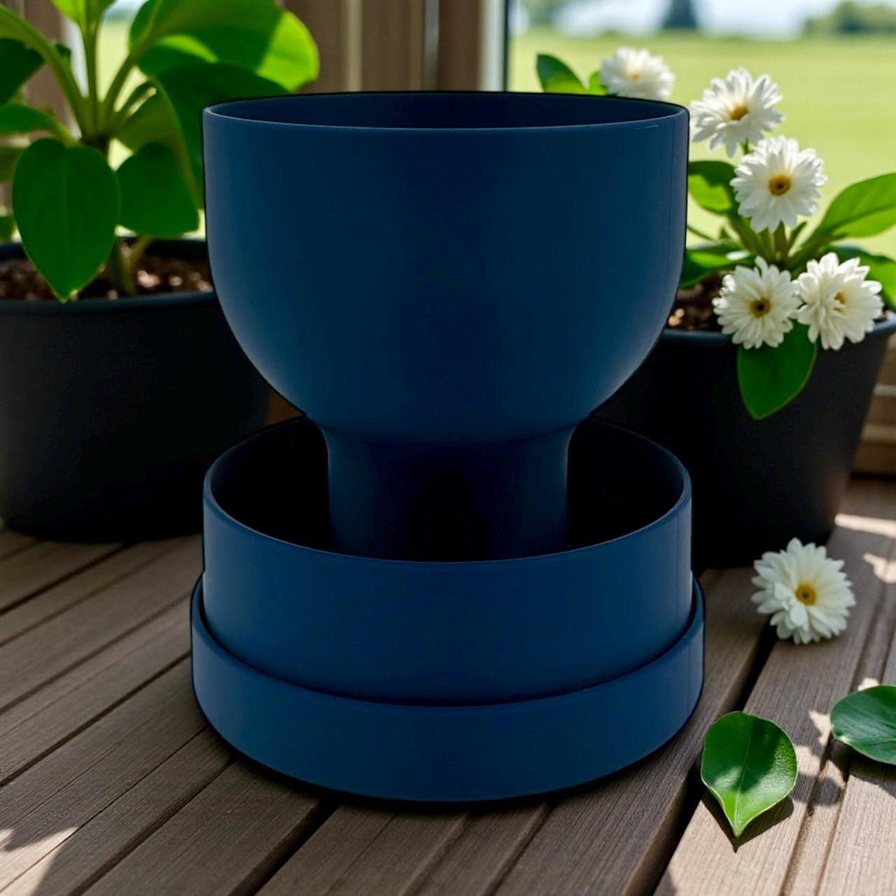 Green self-watering planter with modern reservoir design by Pashmation
