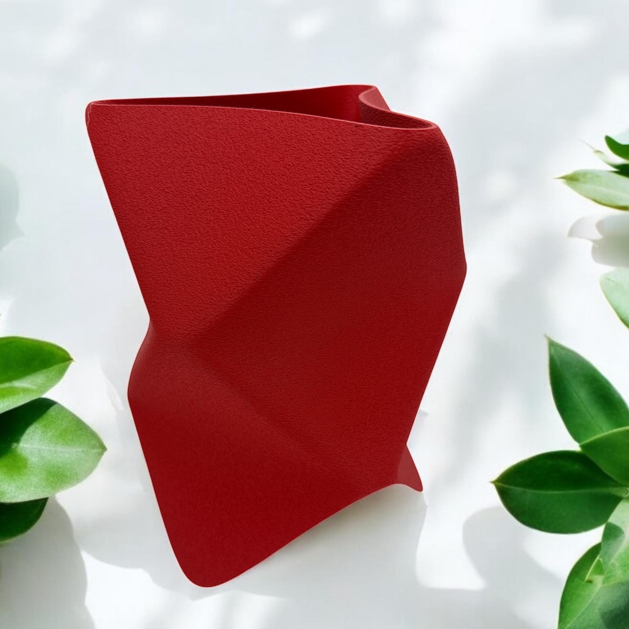 Red origami table lamp with modern folded design by Pashmation